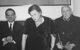 Od lewej dyr. Ryszard Stanisławski, Halina Grombczewska (inspektor techniczny ms), Janusz Szmidt (emerytowany woźny, pracownik ms od przedwojnia)