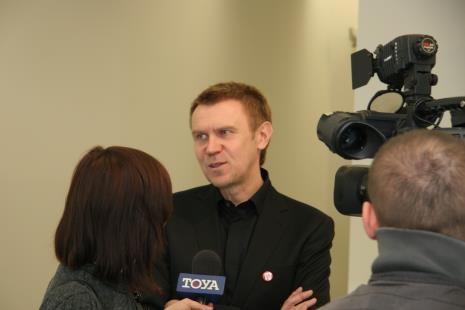 Mirosław Bałka udziela wywiadu Telewizji Toya