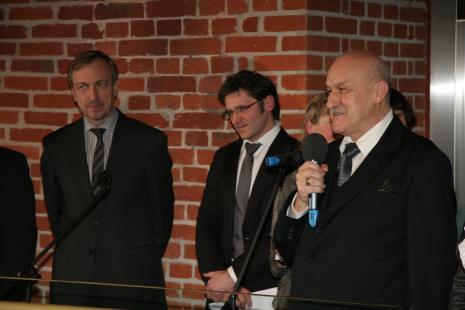 Od lewej Bohdan Zdrojewski (Minister Kultury i Dziedzictwa Narodowego), dyr. Jarosław Suchan (ms), tłumaczka, Jerzy Kropiwnicki (prezydent Łodzi)
