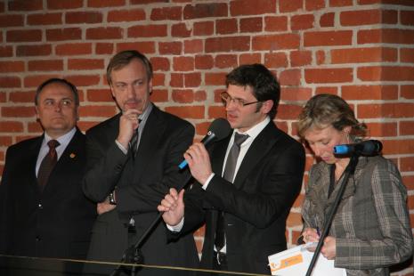 Od lewej Włodzimierz Fisiak (marszałek Województwa Łódzkiego), minister Bohdan Zdrojewski (MKDiN), dyr. Jarosław Suchan (ms), tłumaczka