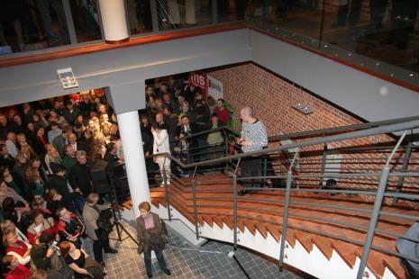 Julita Wójcik (w białym dresie) przed rozpoczęciem performance Bieg na 3600 ms2, z prawej na schodach Maciej Cholewiński (Dział Dokumentacji Naukowej)