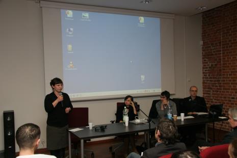 Od lewej dr Gabriela Świtek (Uniwersytet Warszawski), Sylwia Kolbowsky (artystka, Nowy Jork), Nicolaus Schafhausen (kurator, Niemcy), Jarosław Lubiak (kierownik Działu Sztuki Nowoczesnej)