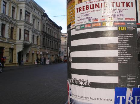 Plakat reklamujący wystawę na ulicy Piotrkowskiej w Łodzi