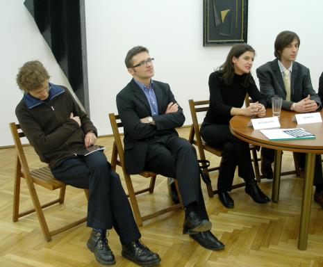 Od lewej Oskar Dawicki, dyr. Jarosław Suchan (ms), dyr. Susanne Titz (Städtisches Museum Abteiberg w Mönchengladbach), Jerzy Korzeń (tłumacz, właśc. Michał Pietrzak, muzyk)