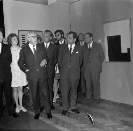 Od lewej x, x, Jerzy Płażewski, x, x, Mieczysław Ptaśnik (Dyrektor Zarządu Muzeów i Ochrony Zabytków), x, x, Władysław Cichocki (kierownik Działu Naukowo - Oświatowego)