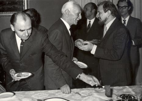 Od lewej W. Puszkariow, prof. Kazimierz Michałowski, Helmut R. Leppien, z tyłu minister Jan Kaczmarek i tłumacz