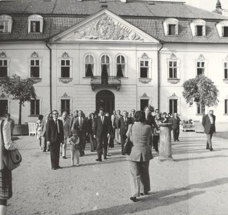 Uczestnicy kolokwium przed pałacem w Nieborowie