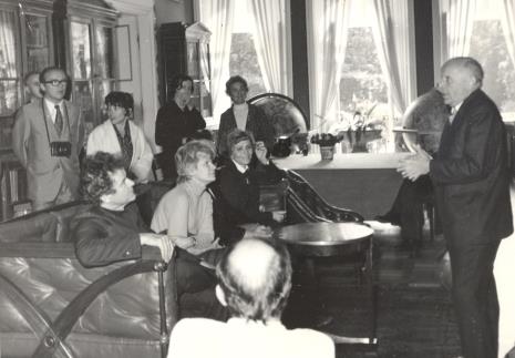Na kanapie siedzą od lewej Jean Leymarie, Mireille Latour, Renilde Hammacher van der Brande, przemawia prof. Stanisław Lorentz