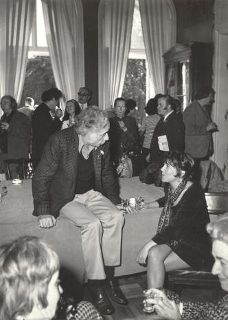 Na łóżku siedzi prof. Peter Howard Selz (dyrektor Uniwersyteckiego Muzeum Sztuki w Berkeley) w rozmowie z żoną J. Kaczmarskiego