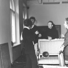 Od lewej Renilde Hammacher van der Brande (dyrektor Działu Sztuki Współczesnej Muzeum Boymans - van Beuningen w Rotterdamie), Krystyn Zieliński i Andrzej Łobodziński (autorzy dźwiękowej pracy zatytułowanej 'Audycja'), Ayala Zacks (Toronto)
