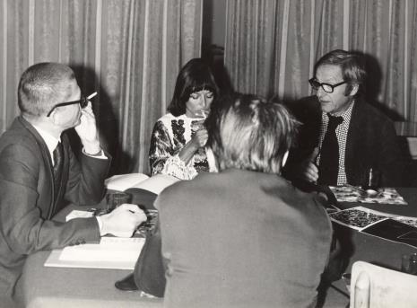 Konferencja prasowa w czytelni biblioteki Działu Dokumentacji Naukowej, od lewej dyr. Ryszard Stanisławski, żona artysty, François Morellet