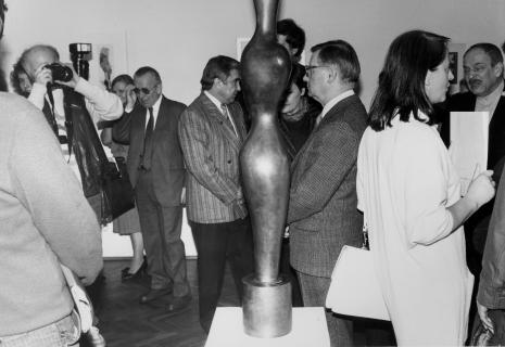 Z lewej strony rzeźby Grzegorz Misiewicz (KŁ PZPR), po prawej prof. Aleksander Krawczuk Minister Kultury i Sztuki), pierwszy z prawej Antoni Starczewski