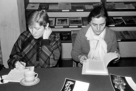 Konferencja prasowa w czytelni biblioteki ms, red. M. Garbolińska (Głos Robotniczy), Krystyna Namysłowska (Polskie Radio)