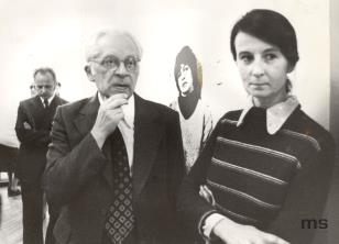  Urszula Czartoryska (Dział Fotografii i Technik Wizualnych) i prof. Mieczysław Porębski na tle portretu Aliny Szapocznikow
