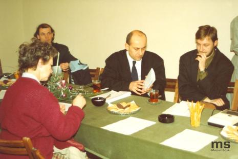 Konferencja prasowa, od lewej Lech Lechowicz (Dział Fotografii i Technik Wizualnych), dyr. Jaromir Jedliński, Artur Zaguła (Dział Rysunku i Grafiki Nowoczesnej), na pierwszym planie Maria Próchnicka (Główny Inwentaryzator)