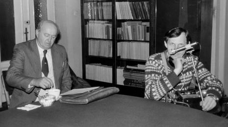 Konferencja prasowa w czytelni biblioteki ms, z lewej red. Jerzy Kwieciński (Odgłosy)