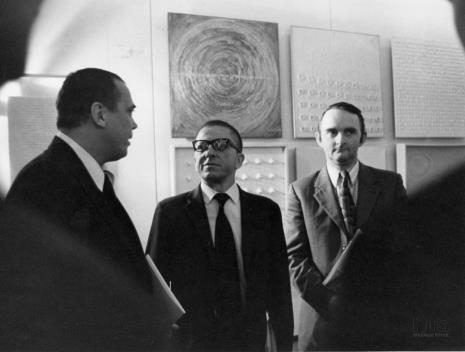 Od lewej Günther Uecker, dyr. Ryszard Stanisławski, Włodzimierz Pośpiech (dyrektor Wydziału Kultury RN)