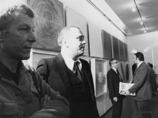 Od lewej Roman Opałka, Günther Uecker, dyr. Ryszard Stanisławski, Włodzimierz Pośpiech (dyrektor Wydziału Kultury RN)