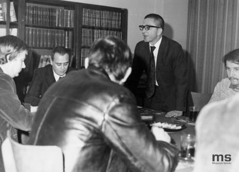 Konferencja prasowa w czytelni biblioteki Działu Dokumentacji Naukowej, dyr. Ryszard Stanisławski, drugi od lewej Günther Uecker