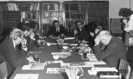 Konferencja prasowa w czytelni biblioteki Działu Dokumentacji Naukowej, w głębi Günther Uecker