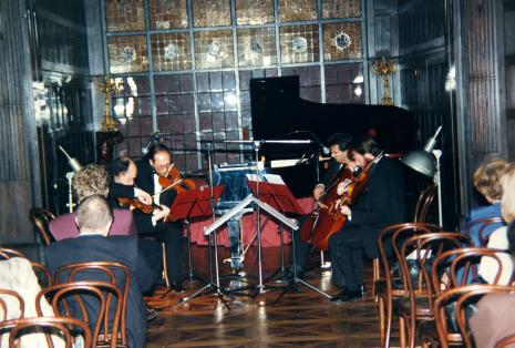 Muzycy Kwartetu Śląskiego podczas prawykonania Kwintetu Fortepianowego Zygmunta Krauzego