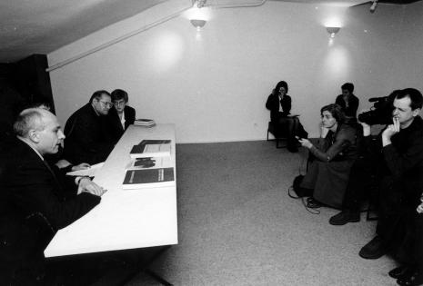 Konferencja prasowa, przy stole od lewej dyr. Jaromir Jedliński (ms), Royden Rabinowitch, tłumaczka, z mikrofonem red. Krystyna Namysłowska (Polskie Radio), z kamerą Dariusz Bugalski (Dział Naukowo - Oświatowy)