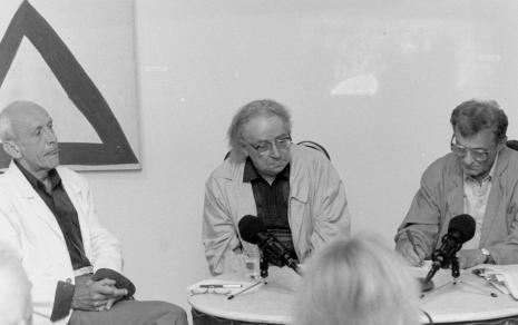 Spotkanie podsumowujące wystawę, od lewej W. Juszczak (historyk sztuki), Stanisław Fijałkowski, J. Sempoliński