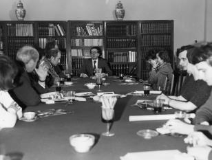 Konferencja prasowa w czytelni biblioteki Działu Dokumentacji Naukowej, w środku dyr. Ryszard Stanisławski
