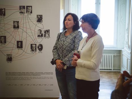 Kuratorki Paulina Kurc-Maj i Anna Saciuk-Gąsowska podczas oprowadzania po wystawie. 