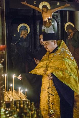 Ks. Jakub Dmitruk podczas modlitwy za duszę Katarzyny Kobro w Soborze św. Aleksandra Newskiego w Łodzi.