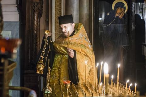 Ks. Jakub Dmitruk podczas modlitwy za duszę Katarzyny Kobro w Soborze św. Aleksandra Newskiego w Łodzi.
