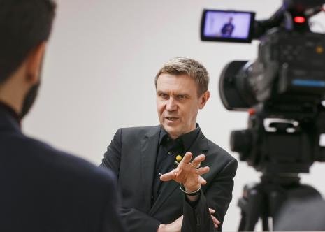 Mirosław Bałka podczas wywiadu