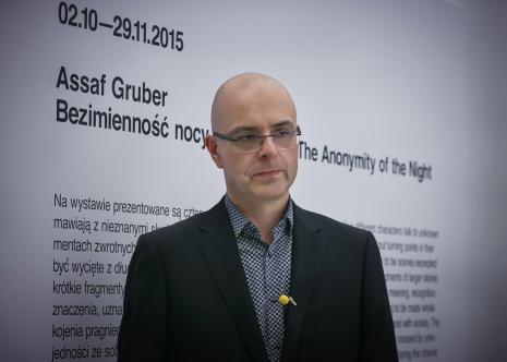 Kurator wystawy Jarosław Lubiak (Dział Sztuki Nowoczesnej)