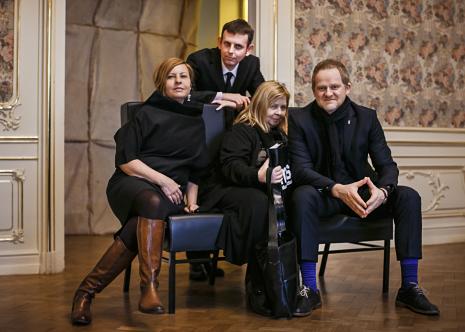 Siedzą: Joanna Malinowska, Maria Morzuch (Dział Sztuki Nowoczesnej), C.T. Jasper, stoi Michał Jachuła (kurator wystawy)