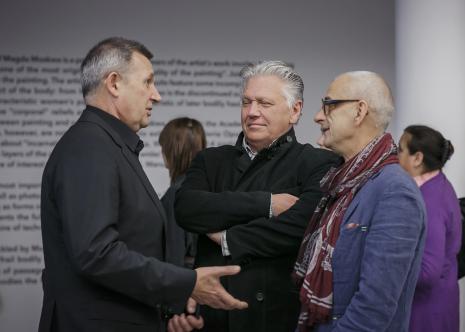 Od lewej Piotr Dzięcioł (Opus Film w Łodzi), kolekcjoner Dariusz Bieńkowski i Janusz Głowacki (Fundacja Signum, Poznań)