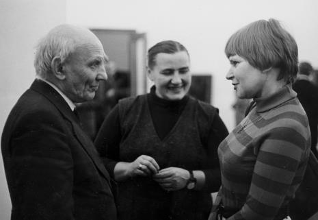 Od lewej Michał Bohdziewicz (Dział Malarstwa Polskiego), Hanna Miecznikowska (Dział Naukowo-Oświatowy), Janina Ładnowska (Dział Sztuki Nowoczesnej)