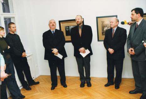 Od lewej x, x, Marian Łabędzki (wiceprzewodniczący Zarządu województwa łódzkiego), dyr. Mirosław Borusiewicz (ms), x, x, 