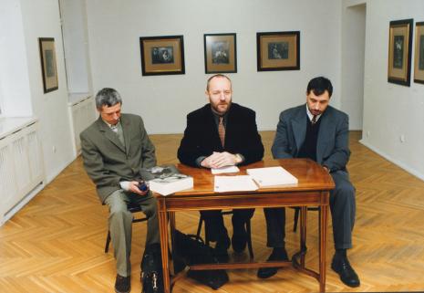 Od lewej Kurator wystawy Krzysztof Jurecki (Dział Fotografii i Technik Wizualnych), dyr. Mirosław Borusiewicz (ms), x