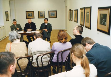 Od lewej kurator wystawy Krzysztof Jurecki (Dział Fotografii i Technik Wizualnych), dyr. Mirosław Borusiewicz (ms), x