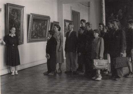 Grupa robotników zwiedzająca Galerię Malarstwa Polskiego w Muzeum Sztuki w Łodzi