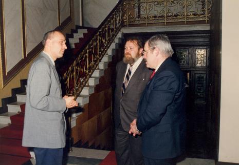 Od lewej dyr. Jaromir Jedliński (ms), Miron Gordon (ambasador Izraela w Polsce), Waldemar Bohdanowicz (Wojewoda Łódzki)