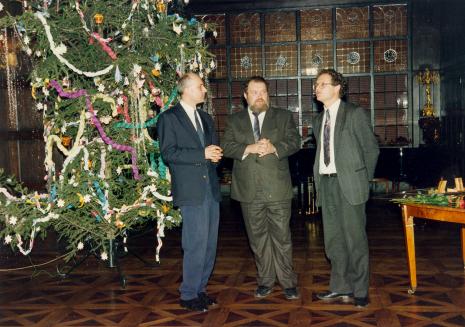 Od lewej Dyr. Jaromir Jedliński (ms), Miron Gordon (ambasador Izraela w Polsce), przedstawiciel Instytutu Jad Vashem w Jerozolimie