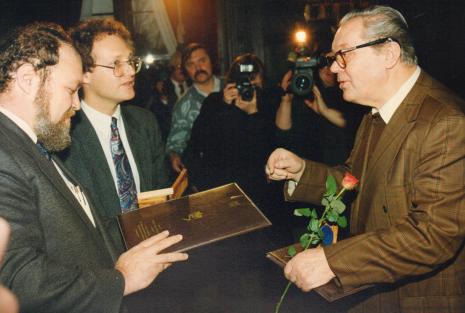 Miron Gordon (ambasador Izraela w Polsce) i przedstawiciel Instytutu Yad Vashem wręczają medal Sprawiedliwi wśród narodów świata Władysławowi Stańczykowskiemu