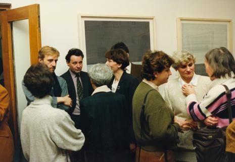 Od lewej x, Dariusz Gąsowski (TVP Łódź), Marek Czekalski (Unia Wolności), (tyłem) Iwona Śledzińska-Katarasińska (posłanka na Sejm), Anna Saciuk-Gąsowska (Dział Grafiki), x, I. Jaworska (BWA Łódź), Mirosława Motucka (Dział Dokumentacji Naukowej), Izabela Trelińska (malarka)