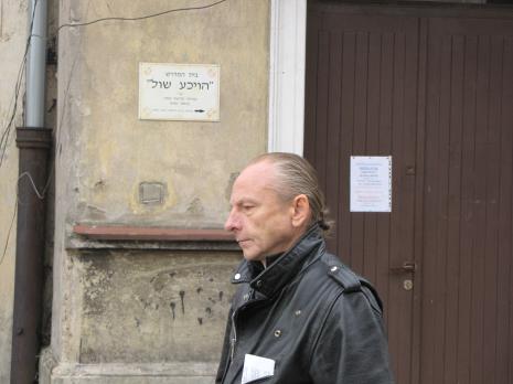 Zbigniew Libera na dziedzińcu Gminy Wyznaniowej Żydowskiej w Łodzi