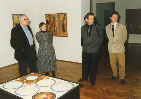Od lewej Miklos Jansco, Janina Ładnowska (Dział Sztuki Nowoczesnej), tłumacz, przedstawiciel ambasady węgierskiej