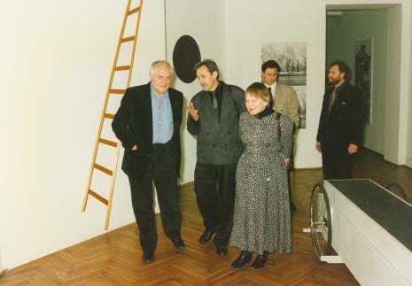 Od lewej Miklos Jansco, Janina Ładnowska (Dział Sztuki Nowoczesnej), tłumacz, przedstawiciel ambasady węgierskiej