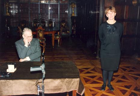 Krystyna Jasińska (Dział Promocji) otwiera spotkanie z Andrzejem Wajda w Rezydencji Księży Młyn