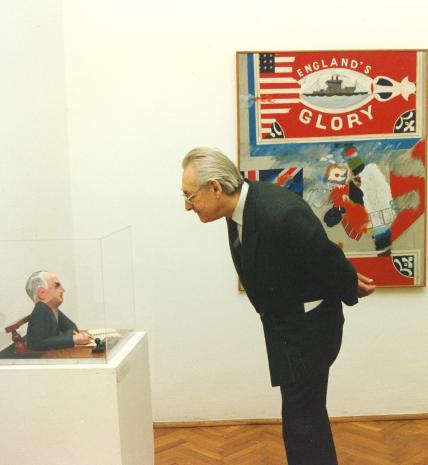 Andrzej Wajda z rzeźbą Michaela Davidsona Portret Mateusza B.