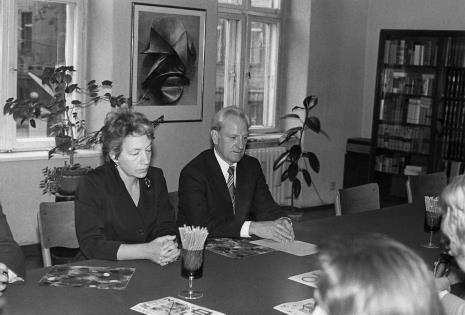 Konferencja prasowa w czytelni biblioteki Działu Dokumentacji Naukowej, Jelena Michajłowa (Państwowe Muzeum Literatury w Moskwie) i  Jewgienij Bawykin (I sekretarz ambasady ZSRR w Polsce)